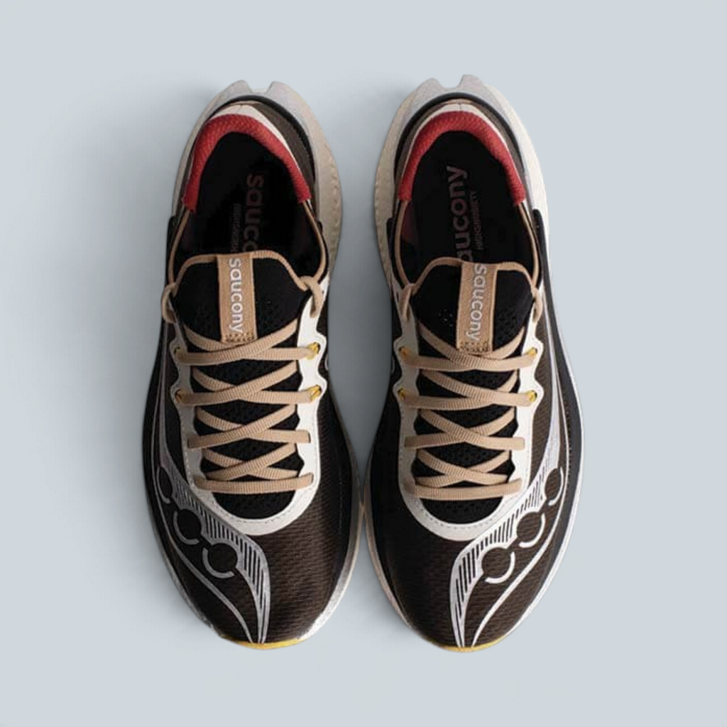 Chaussures de course Saucony x Highsnobiety Endorphin Pro 5 Saison en coloris café et crème avec plaque carbone