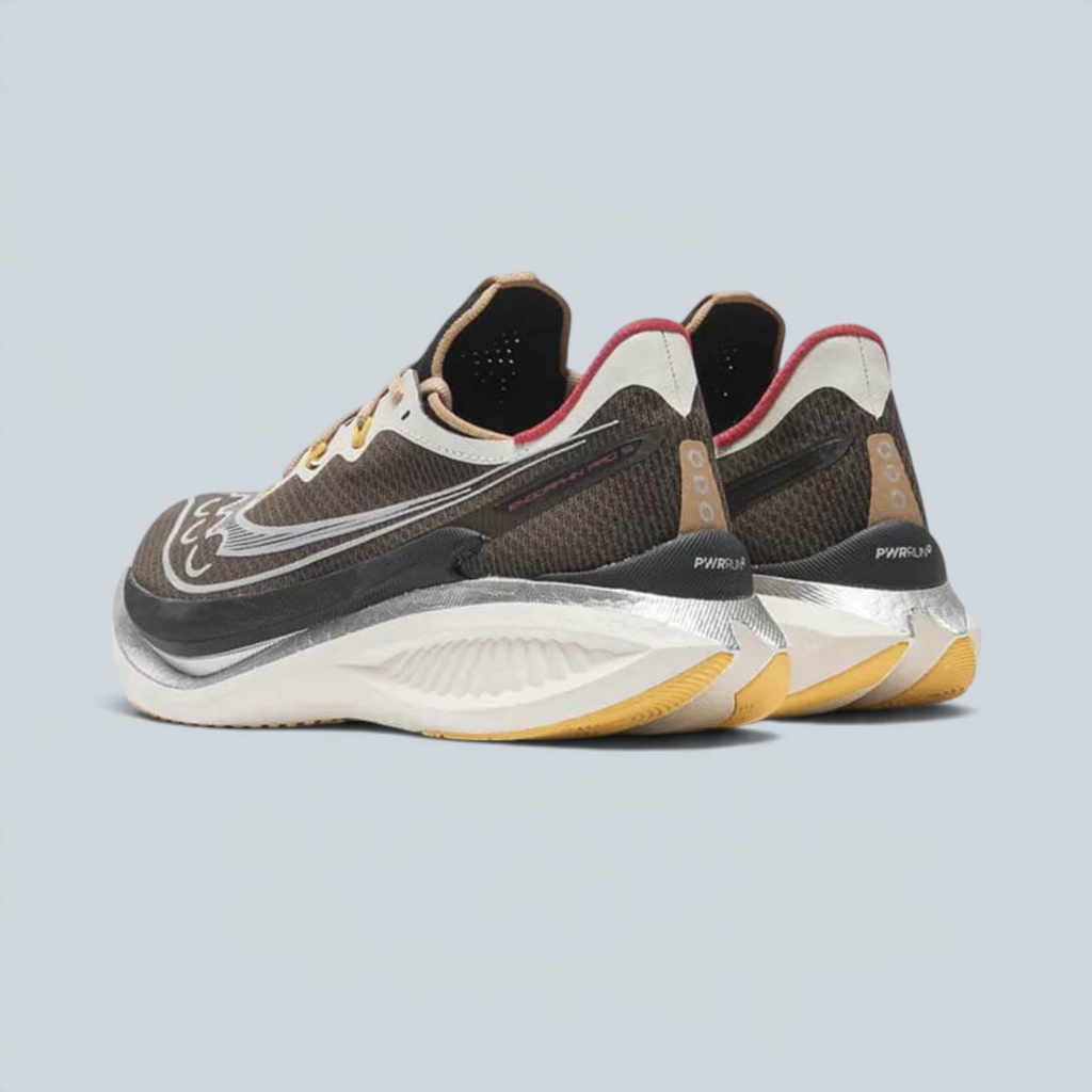 Chaussures de running Saucony x Highsnobiety Endorphin Pro 5 Saison en coloris café et crème avec plaque carbone