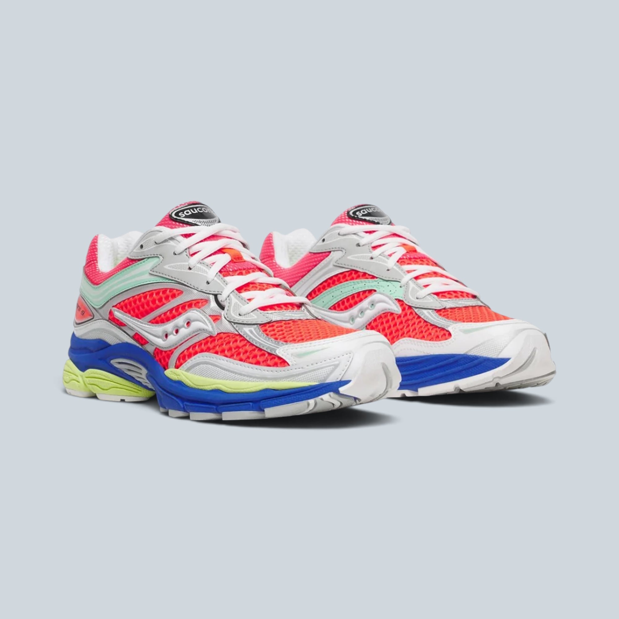 Baskets Saison Saucony ProGrid Omni 9 en mesh rouge, cuir et suède avec détails multicolores et semelle amortissante