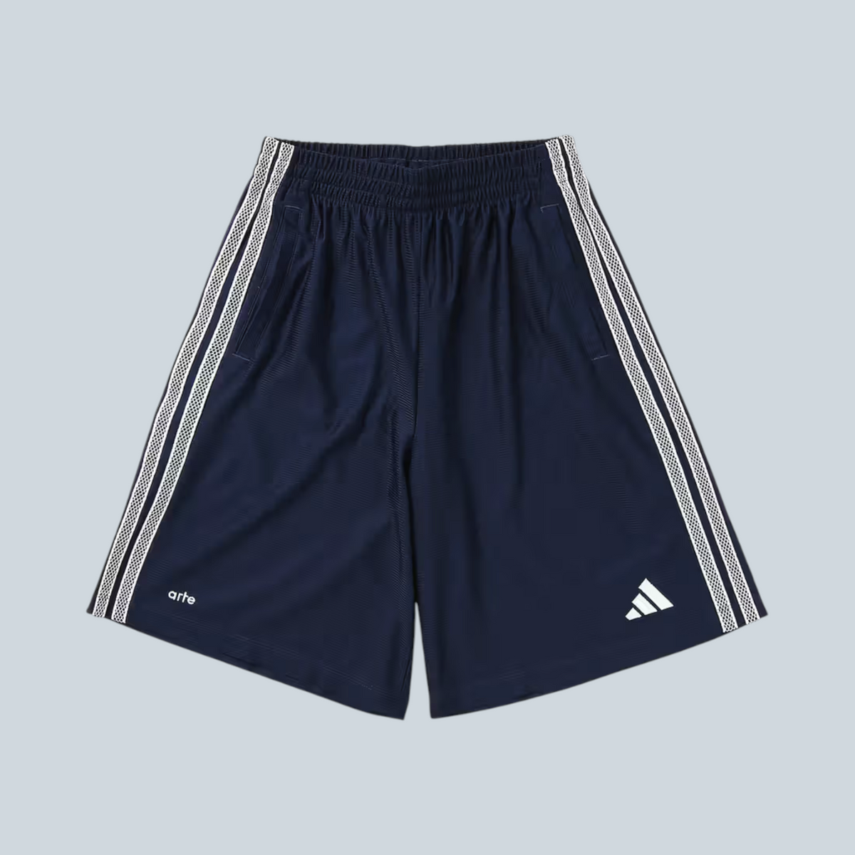 Short de survêtement Saison adidas x Arte Antwerp bleu marine avec bandes latérales blanches et logos brodés