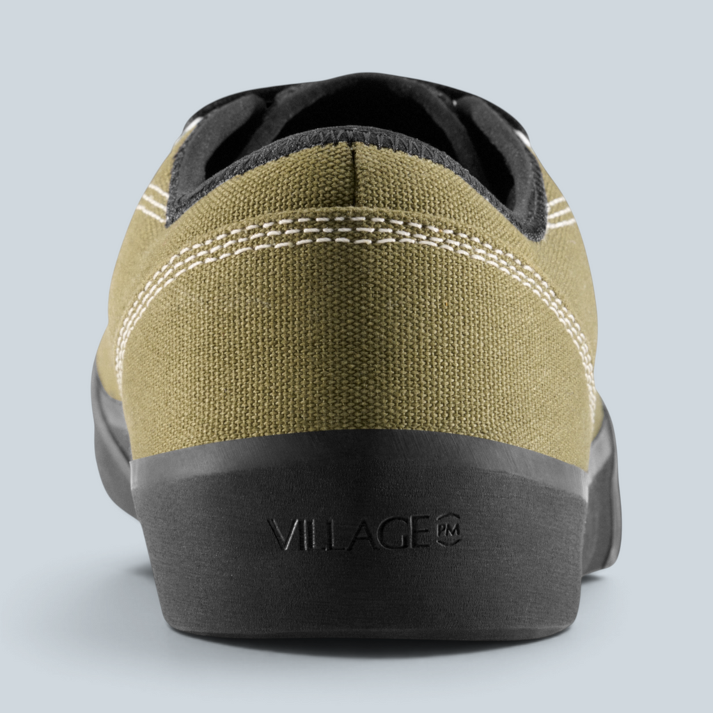 Vue arrière de la sneaker basse Saison 1.30PM en toile olive avec semelle noire et logo Village PM gravé