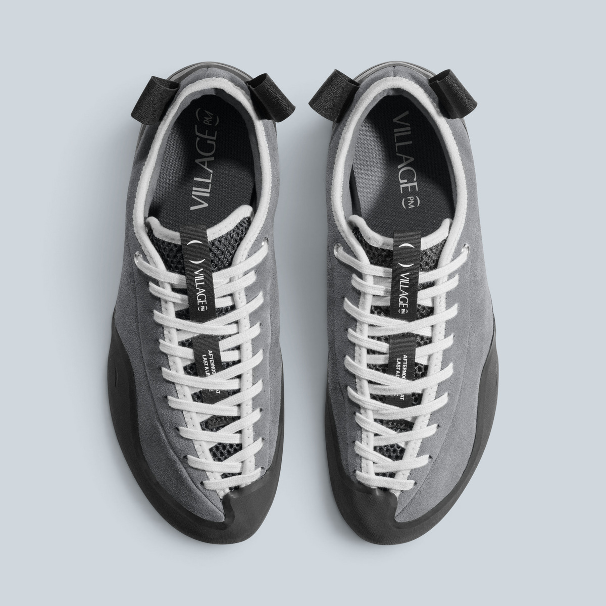 Sneakers basses Saison 1PM en cuir suédé gris avec lacets blancs et semelle noire, vue de dessus