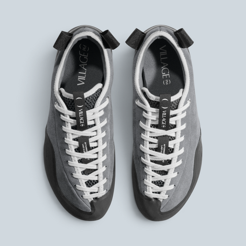 Sneakers basses Saison 1PM en cuir suédé gris avec lacets blancs et semelle noire, vue de dessus