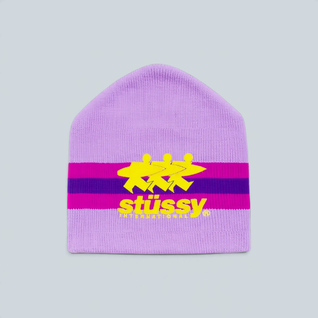 Bonnet Stüssy Stripe Ski violet en acrylique avec logo jaune et bandes contrastées, disponible chez Saison