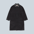 Manteau duster Stüssy noir en coton avec col contrastant et grandes poches avant, disponible chez Saison