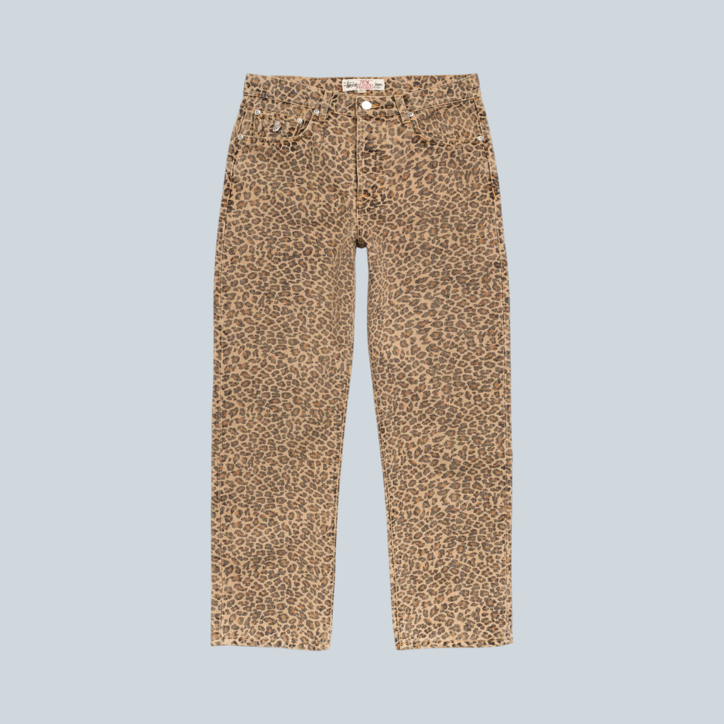 Jean Stüssy New Classic Vintage à motif léopard en denim 100% coton, coupe droite classique, vendu par Saison