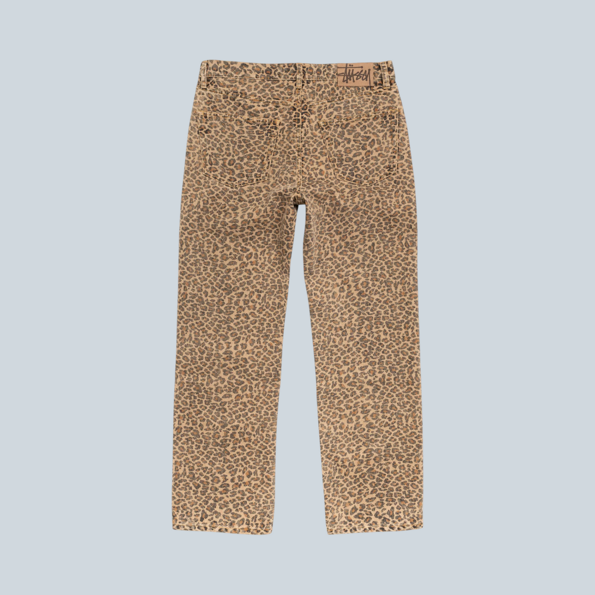 Jean Stüssy New Classic Vintage à motif léopard en denim 100% coton, vue arrière avec étiquette de marque
