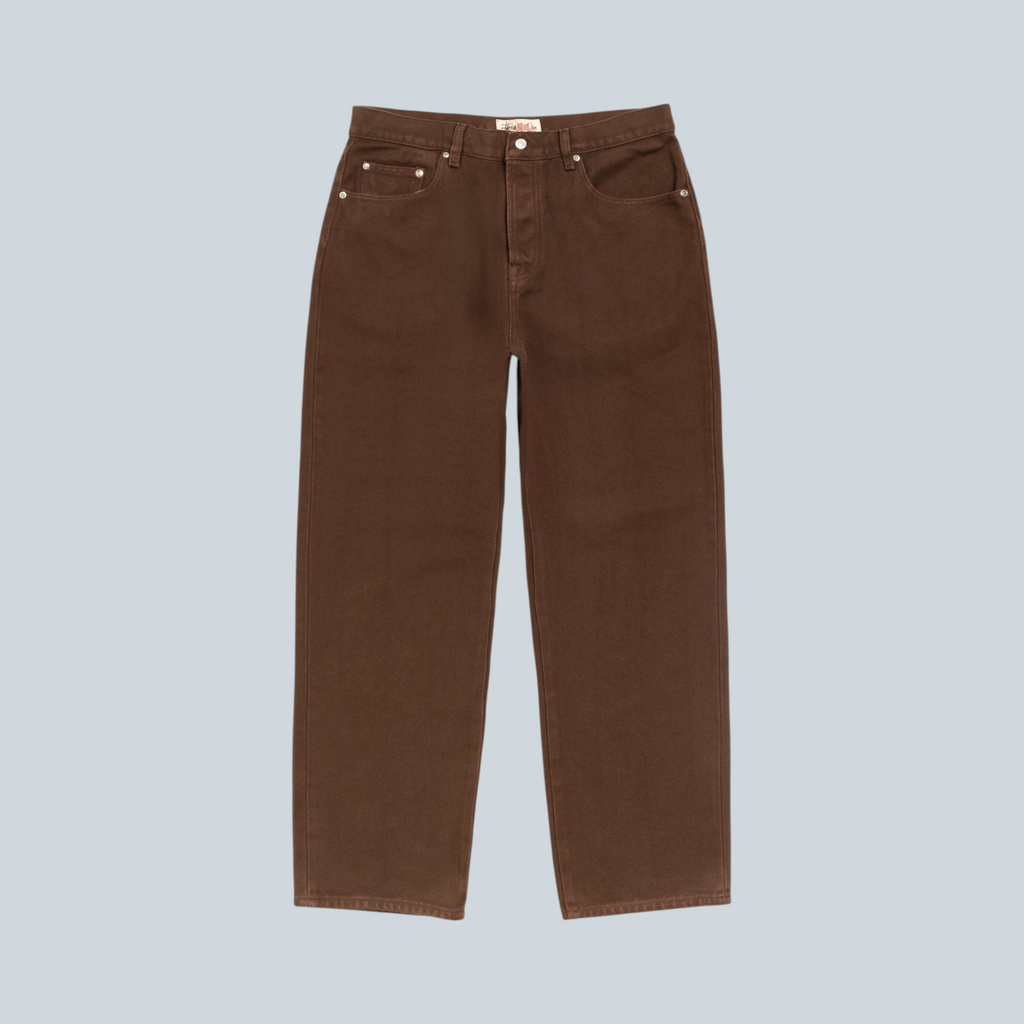 Jean Stüssy Big Ol Chevron marron en denim 100% coton, coupe décontractée, disponible chez Saison