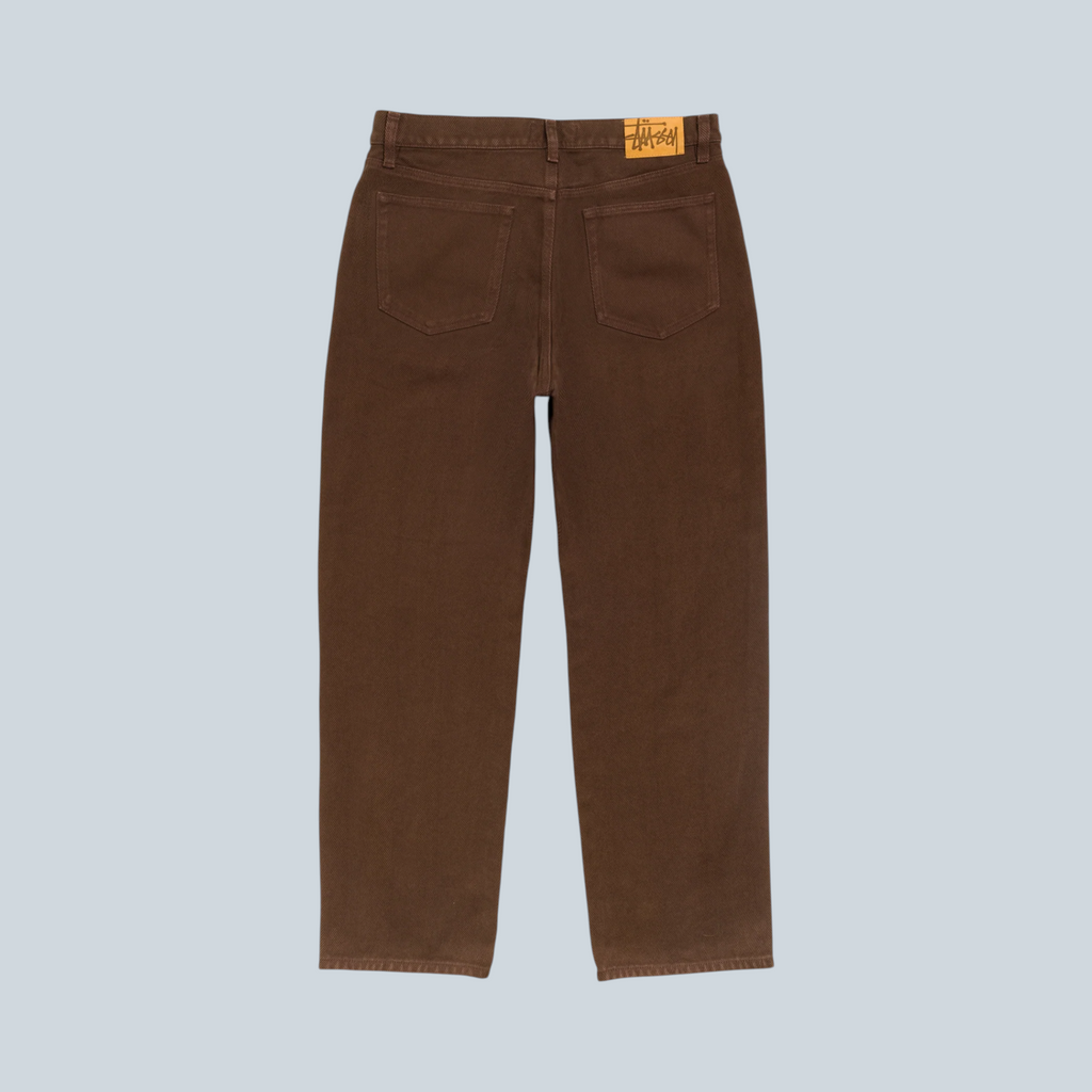 Jean Stüssy Big Ol Chevron marron en denim 100% coton, vue arrière avec étiquette en cuir sur la ceinture