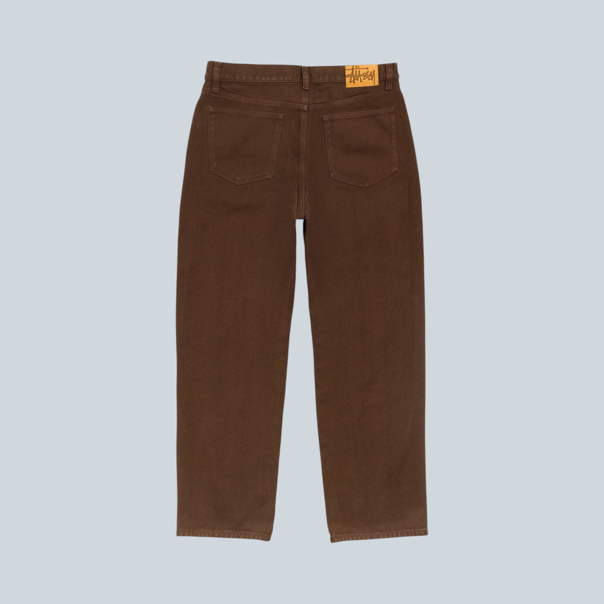 Jean Stüssy Big Ol Chevron marron en denim 100% coton, vue arrière avec étiquette en cuir sur la ceinture