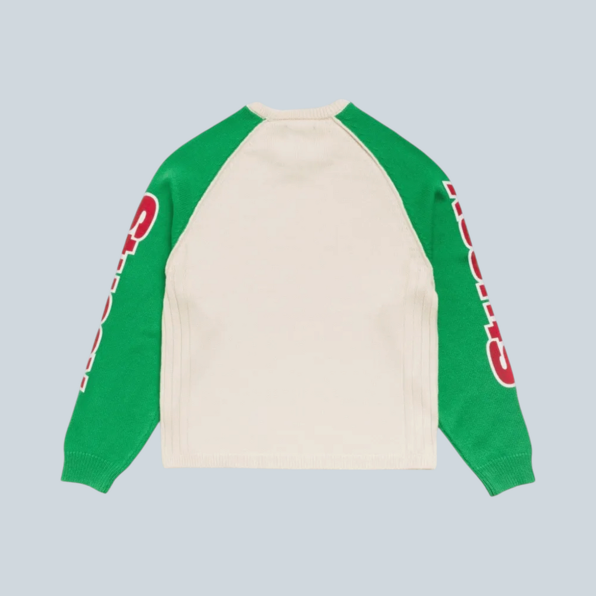 Pull raglan bicolore Saison Stüssy en laine mérinos et coton, corps beige, manches vertes avec logo rouge
