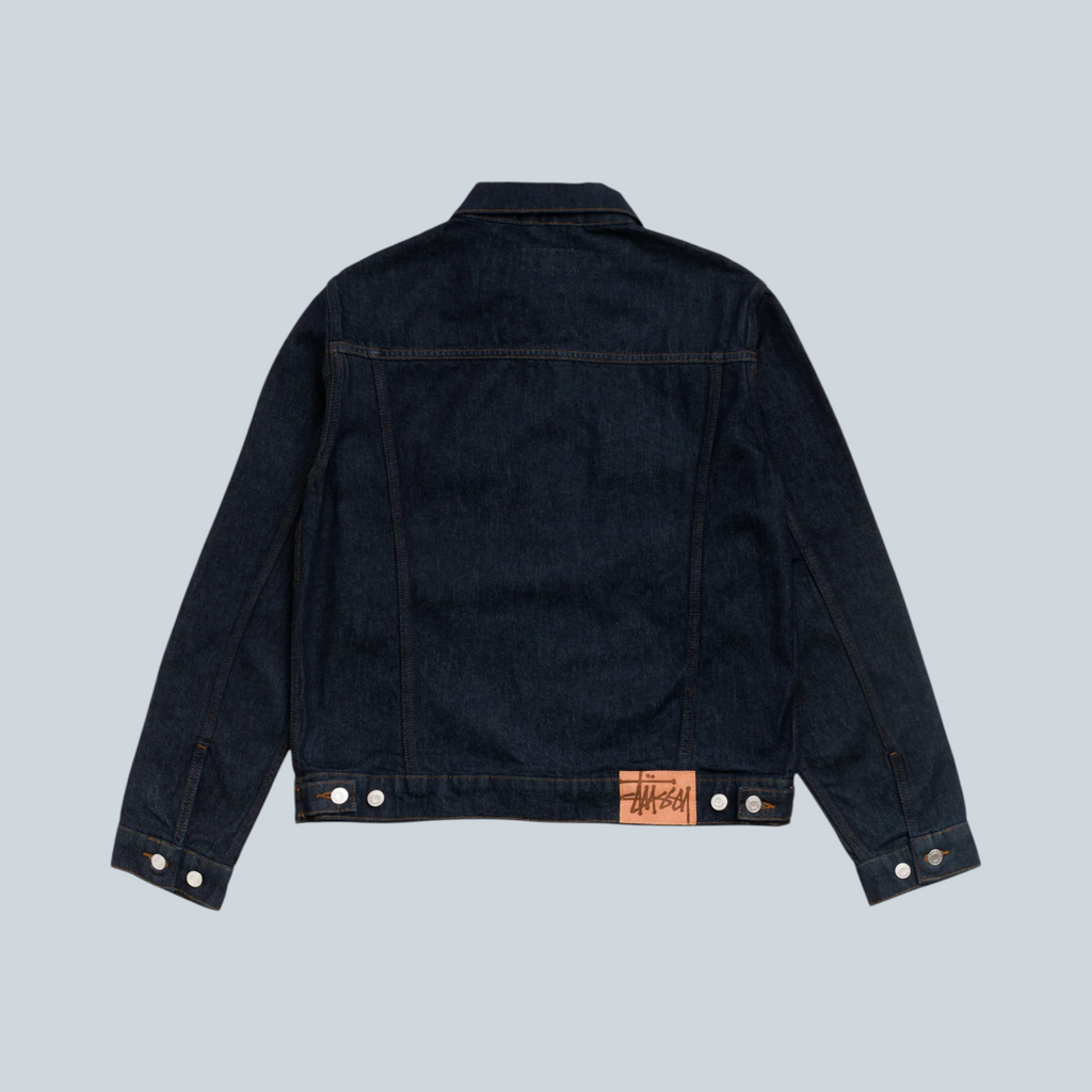 Veste en jean Stüssy Trucker Denim Rinsed Indigo de Saison, vue arrière avec étiquette en cuir marron