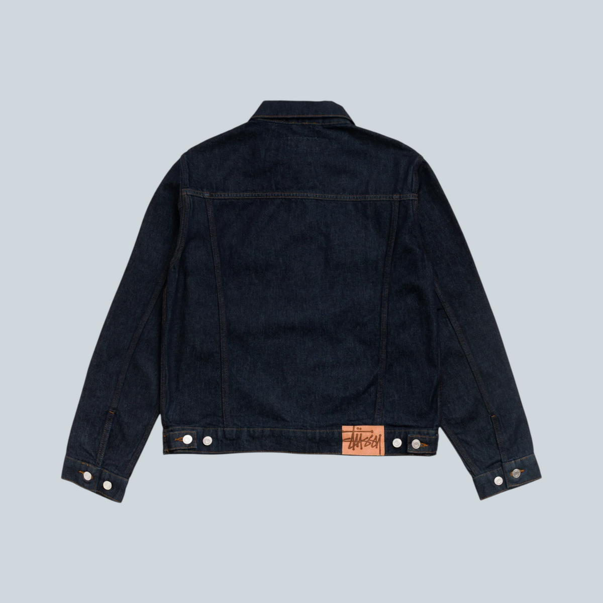 Veste en jean Stüssy Trucker Denim Rinsed Indigo de Saison, vue arrière avec étiquette en cuir marron