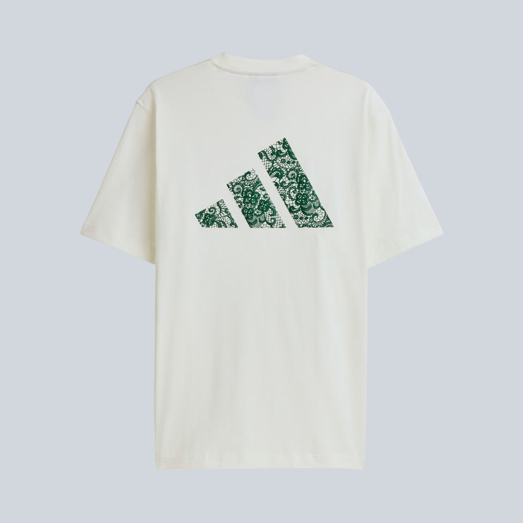 T-shirt Saison Arte Antwerp x adidas blanc cassé avec logo trois bandes vert forêt à motif dentelle au dos