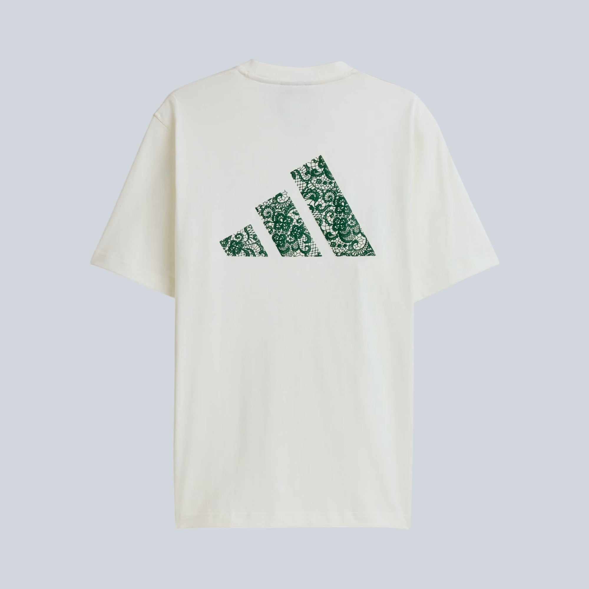 T-shirt Saison Arte Antwerp x adidas blanc cassé avec logo trois bandes vert forêt à motif dentelle au dos
