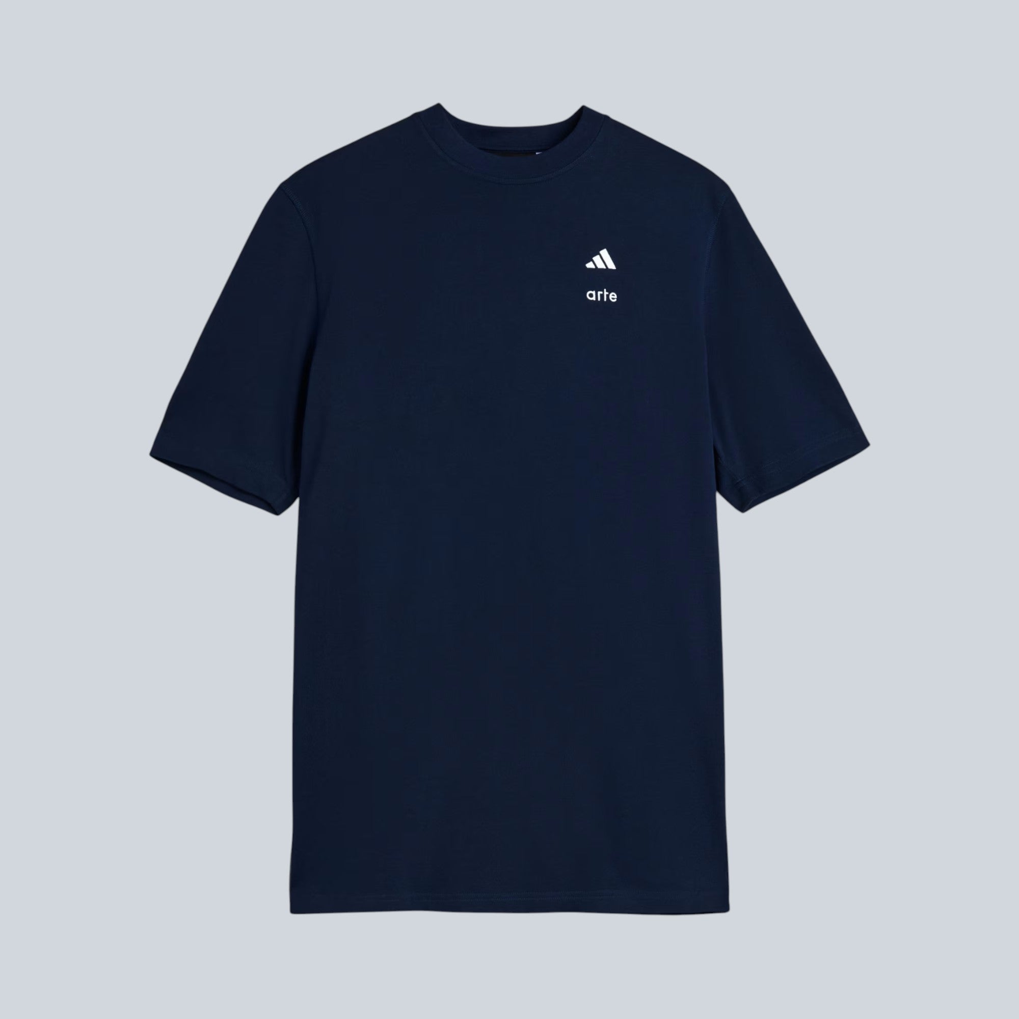 T-shirt Saison adidas x Arte Antwerp bleu marine à col rond avec logos blancs sur la poitrine