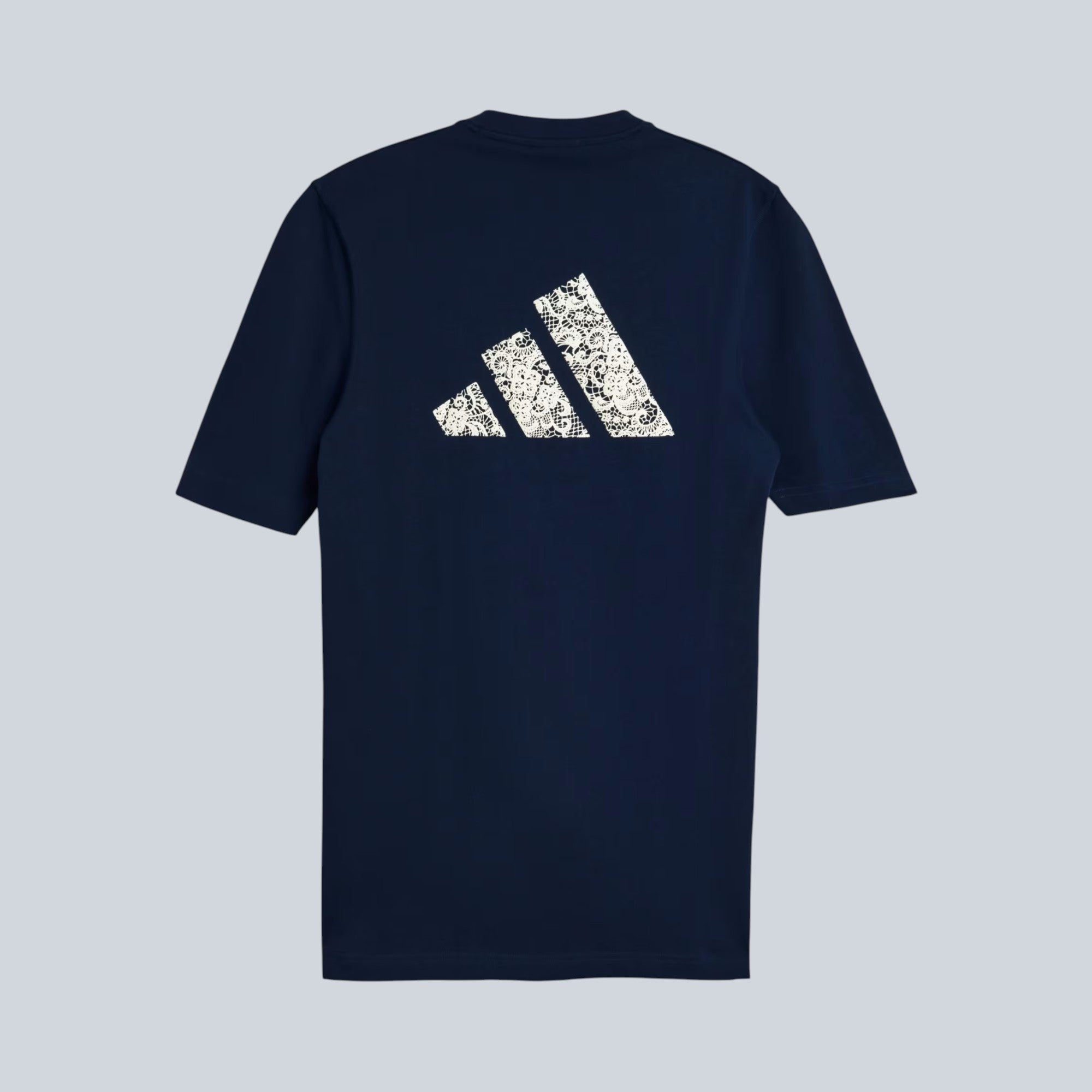 T-shirt Saison bleu marine à manches courtes avec logo adidas en dentelle blanche au dos, collaboration Arte Antwerp