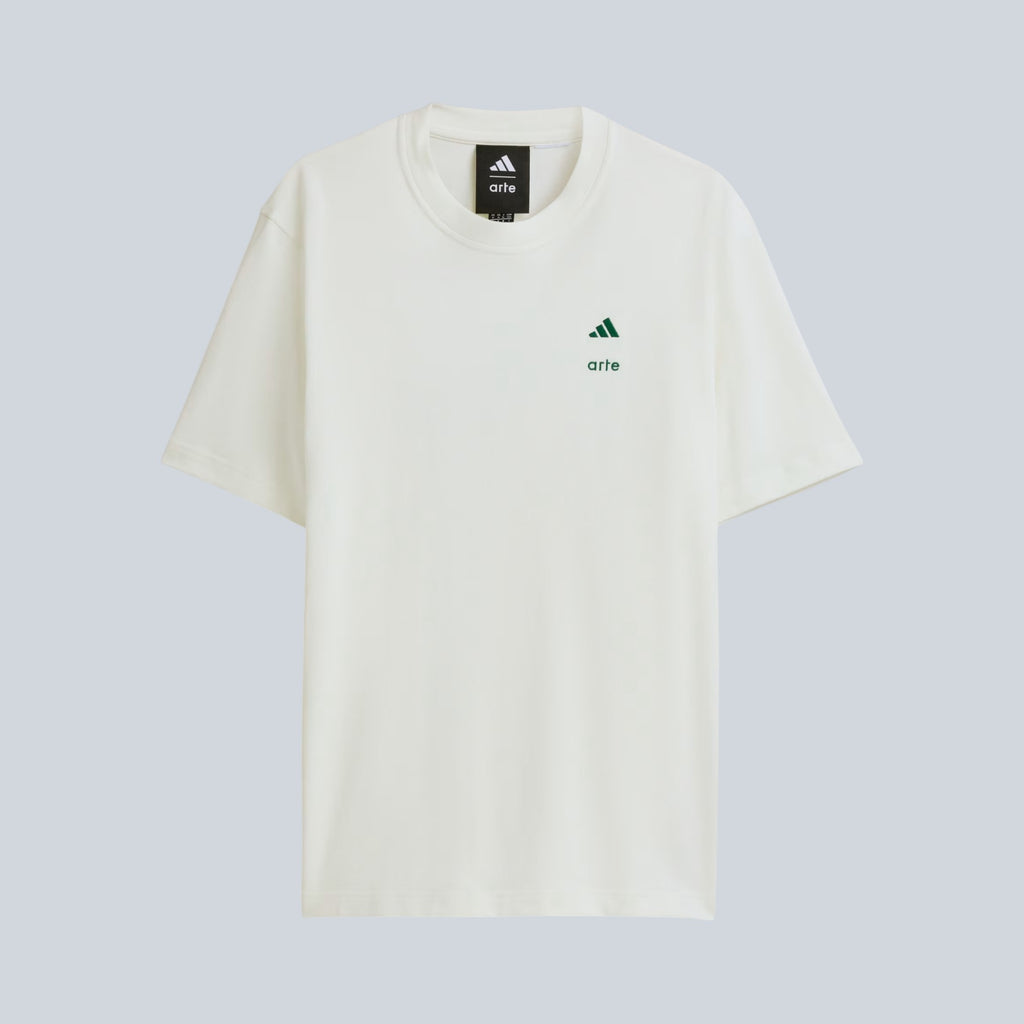 T-shirt Saison blanc cassé à col rond avec logo Arte Antwerp et adidas vert forêt sur la poitrine