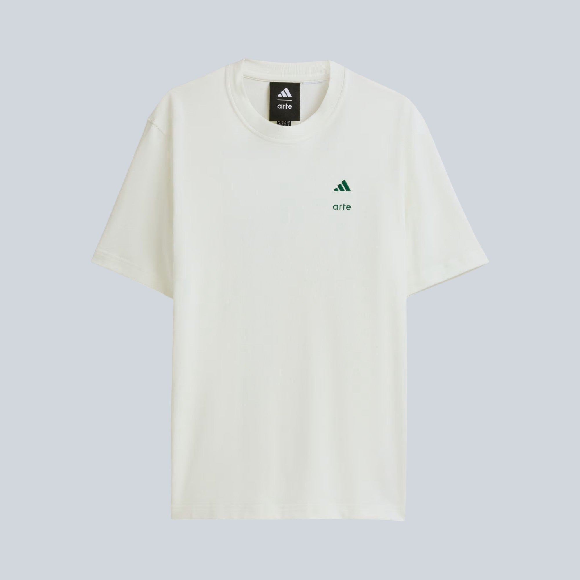 T-shirt Saison blanc cassé à col rond avec logo Arte Antwerp et adidas vert forêt sur la poitrine