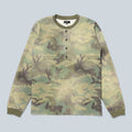 T-shirt Saison à manches longues, col henley à quatre boutons, maille côtelée délavée et imprimé camouflage kaki.