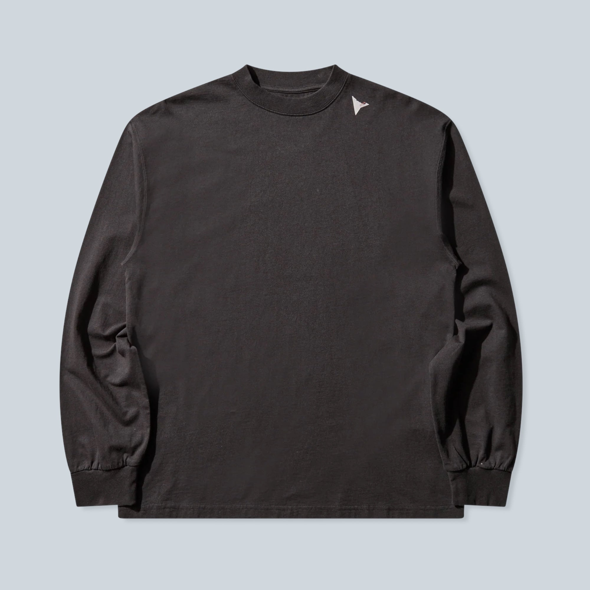 T-shirt manches longues Saison en jersey de coton noir délavé avec petit logo discret sur l'épaule