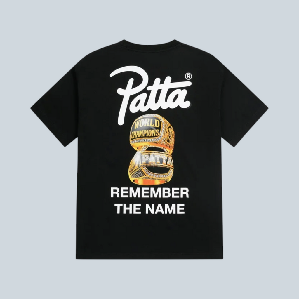 T-shirt noir Saison avec logo Patta et graphisme de bagues de champion au dos, col rond et manches courtes