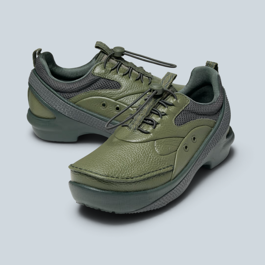 Sabot Saison VAALS en mousse Croslite vert kelp, collaboration Kiko Kostadinov avec détails sculptés et lacets