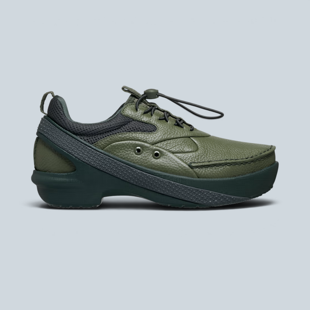 Sabot Saison VAALS en mousse Croslite vert kelp, design sculpté par Kiko Kostadinov avec détails en cuir texturé