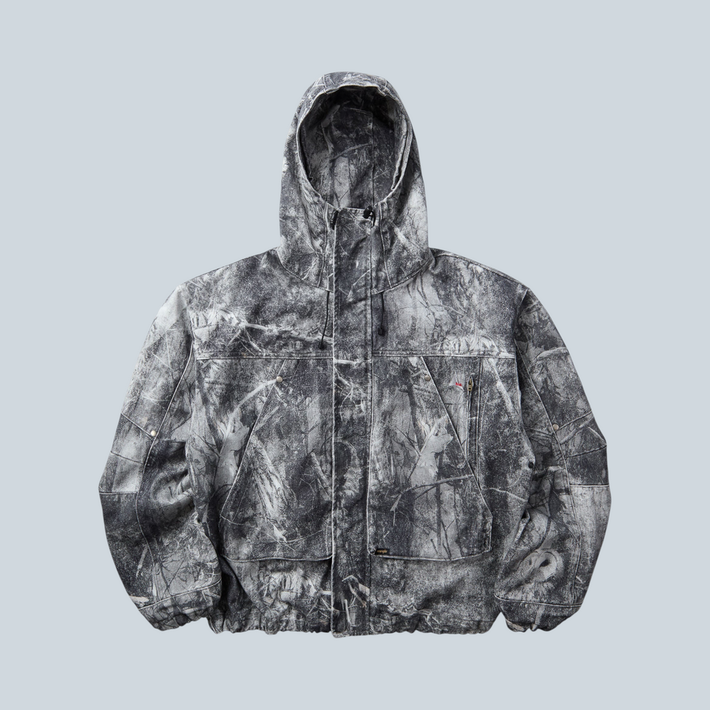 Veste à capuche Saison en denim gris foncé avec motif délavé all-over, issue de la collaboration ROA x Wrangler.