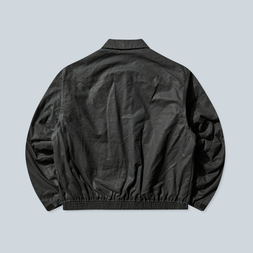 Vue arrière de la veste Saison Pilot en toile cirée vert foncé avec ourlet élastique et coupe workwear