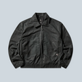 Veste Saison Pilot en toile cirée vert foncé avec coupe workwear, col classique et fermeture zippée