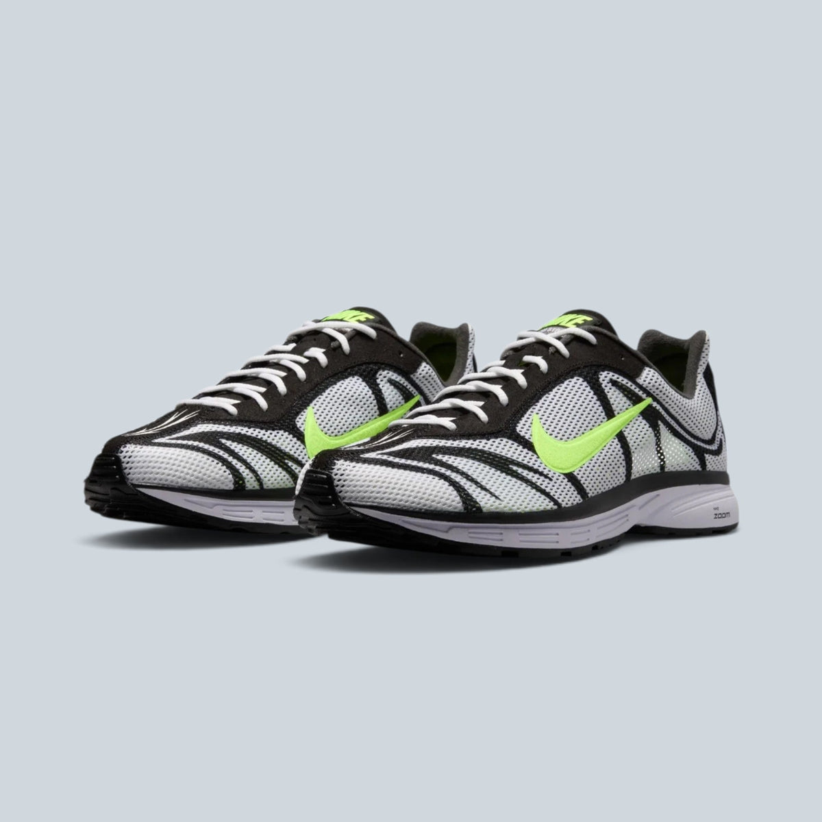 Baskets de course Saison Zoom Streak 3 blanches avec détails noirs et logo Nike vert volt sur fond gris